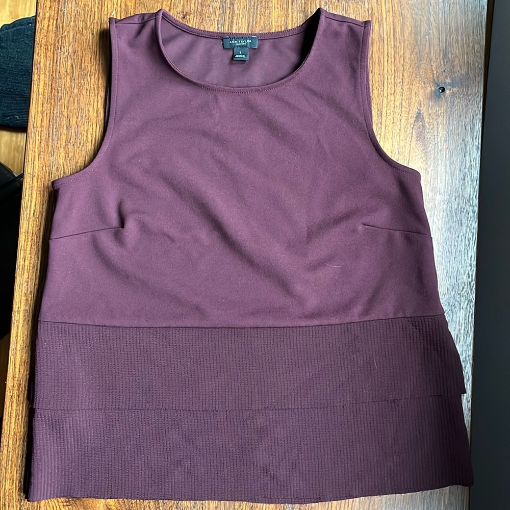 Ann Taylor Size Small Burgundy Tiered Knit Shell scooped neck Tank top